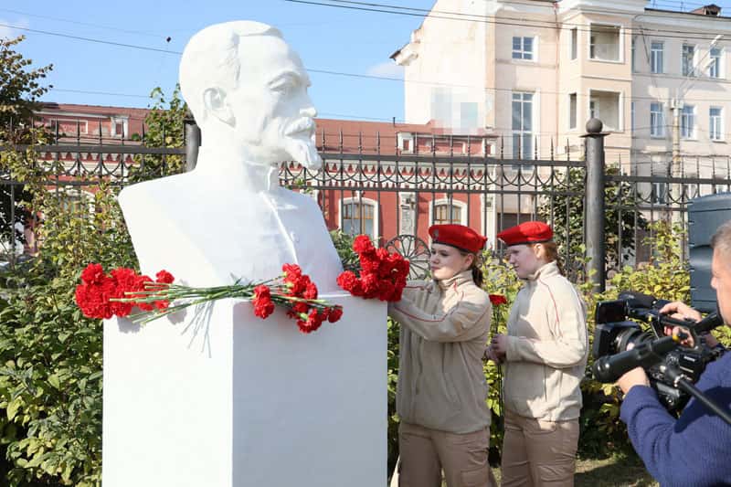 В Нижнем Тагиле установили бюст Феликса Дзержинского в Парке советской скульптуры