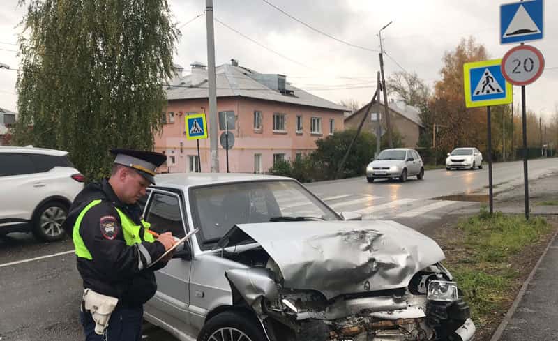 В Серове пьяный водитель ВАЗа врезался в BMW: оба оказались в больнице