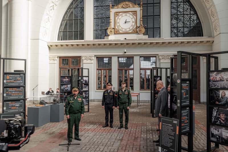 На Киевском вокзале открыли выставку «Священный завод»: лица рабочих и мощь танков