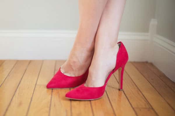 Врач-травматолог предупредил о скрытых опасностях высоких каблуков: деформация стопы и риск переломов