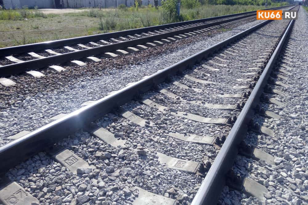 Поезд с бензином столкнулся с фурой под Смоленском: вагоны в огне, есть погибший