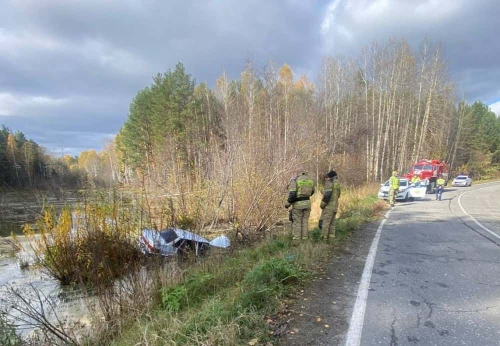 Смертельное ДТП под Нижним Тагилом: автомобиль упал в реку, есть погибший