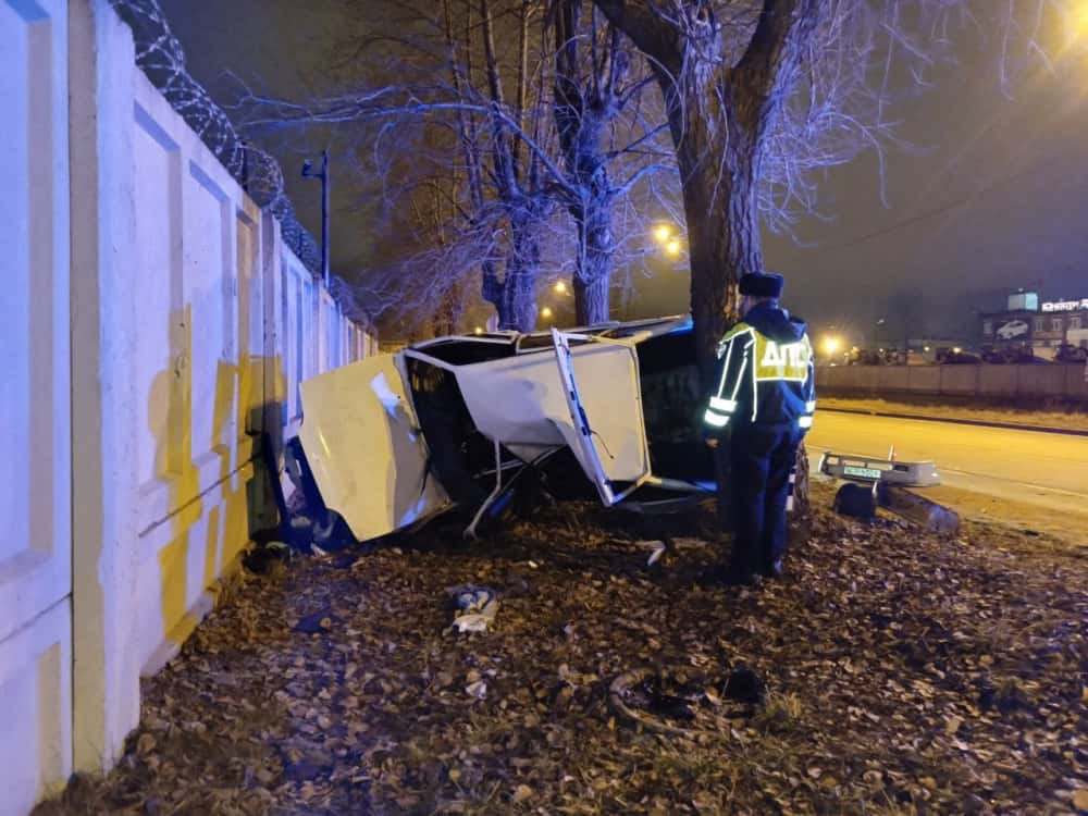 В Нижнем Тагиле рано утром погиб водитель «Лады», его пассажир травмировался 