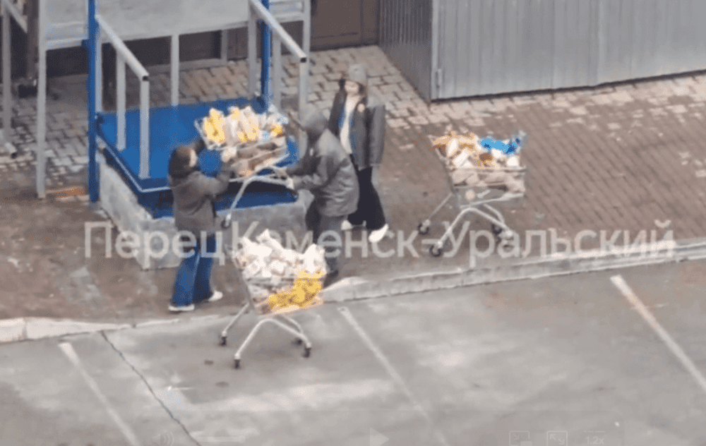 Выкинули хлеб сотрудники "Пятерочки": 3 корзины на свалку, видео инцидента