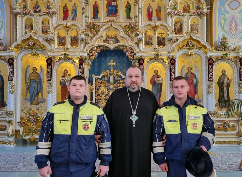 Сотрудники свердловской ГИБДД получили благословение за спасение ребенка: как инспекторы помогли мальчику с аппендицитом