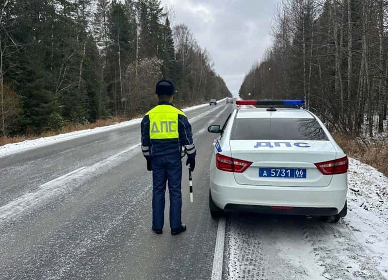 Снег и гололедица в Свердловской области: ГИБДД рекомендует водителям соблюдать осторожность