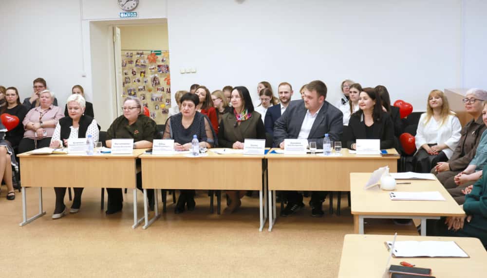 В Нижнем Тагиле выбрали лучшего молодого учителя 2025 года — кто победил и какие призы получил