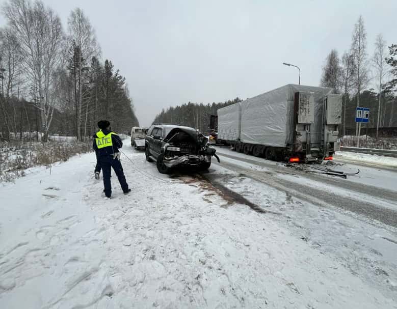 Житель Нижнего Тагила спровоцировал ДТП на трассе под Невьянском: пострадал ребёнок
