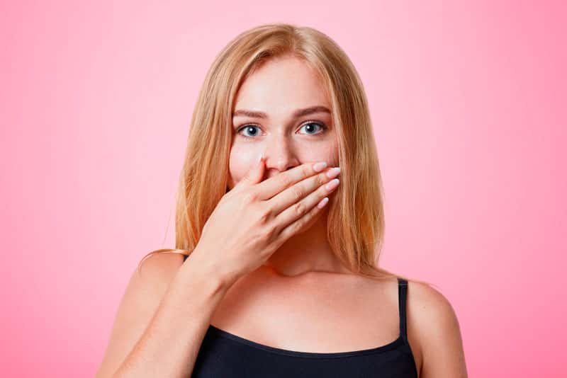 «Почти гарантированный сепсис»: врач-анатом объясняет, чем смертельно опасно введение нитей под кожу