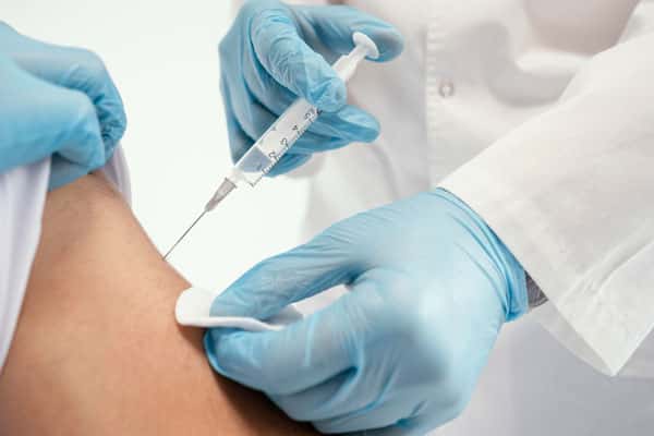 «Волшебной таблетки нет»: врач из геронтологического центра — о реальной защите от вирусов перед праздниками