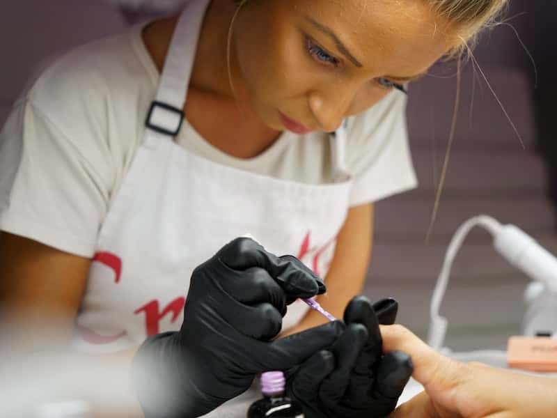 Маникюр на Новый 2026 год: от огненных акцентов до минимализма — как выбрать идеальный дизайн