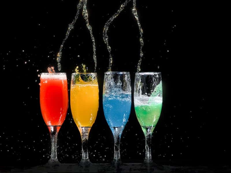 Магическое значение звона бокалов: почему глухой звуг крадет удачу в Новый год? Объяснение мага