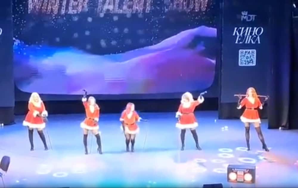 Праздник 18+: в Нижнем Тагиле наказали организатора новогоднего шоу за откровенный танец Снегурочек