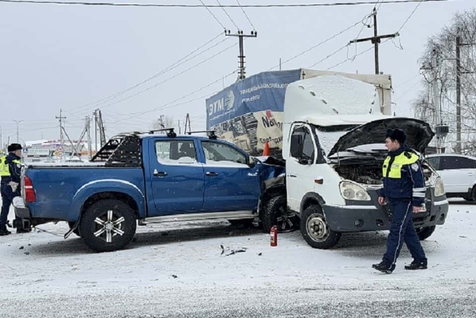 Грузовик не уступил дорогу: под Нижним Тагилом в ДТП пострадали дети