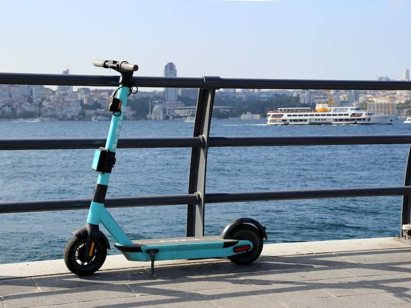 20-летний самокатчик в Нижнем Тагиле вылетел на дорогу и попал под колёса автомобиля — его госпитализировали 