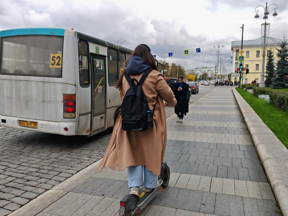 Гулять по центру — небезопасно: уральский депутат призвал навести порядок с самокатами в регионе 