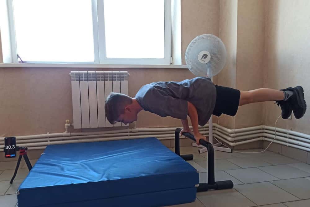 11-летний тагильчанин установил рекорд России, выполняя «крокодильчика»