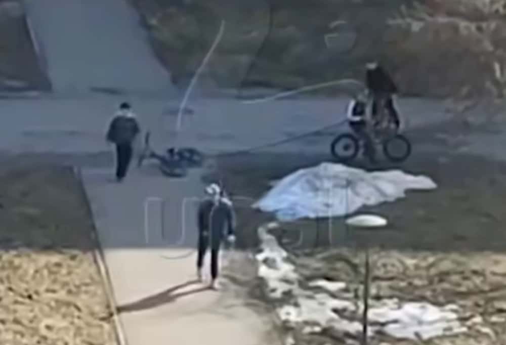 «Им было весело»: на Урале подростки кидали петарды под ноги беззащитному инвалиду