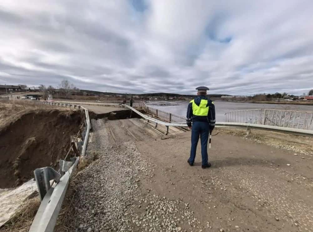 В селе Лая под Нижним Тагилом смыло мост — жители остались без переправы