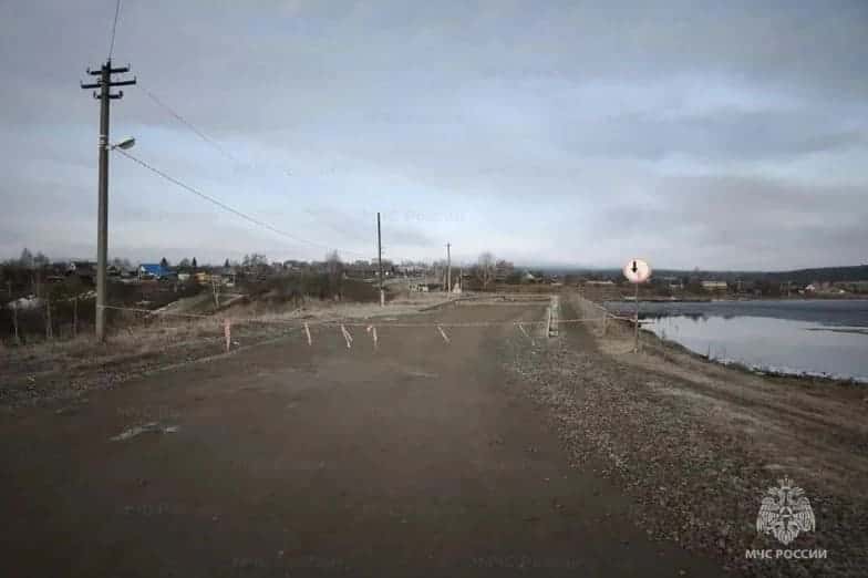 Режим ЧС ввели в посёлке Лая под Нижним Тагилом, где смыло мост — проезд там закрыт 