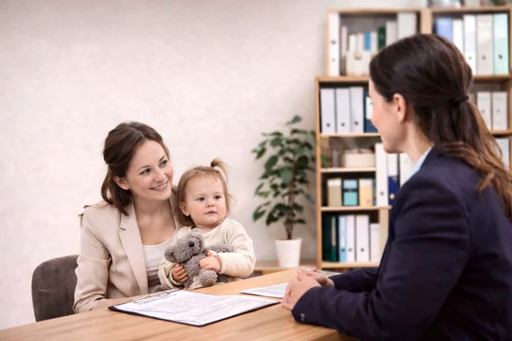 С 1 сентября матерей будут брать на работу без испытательного срока: последствия