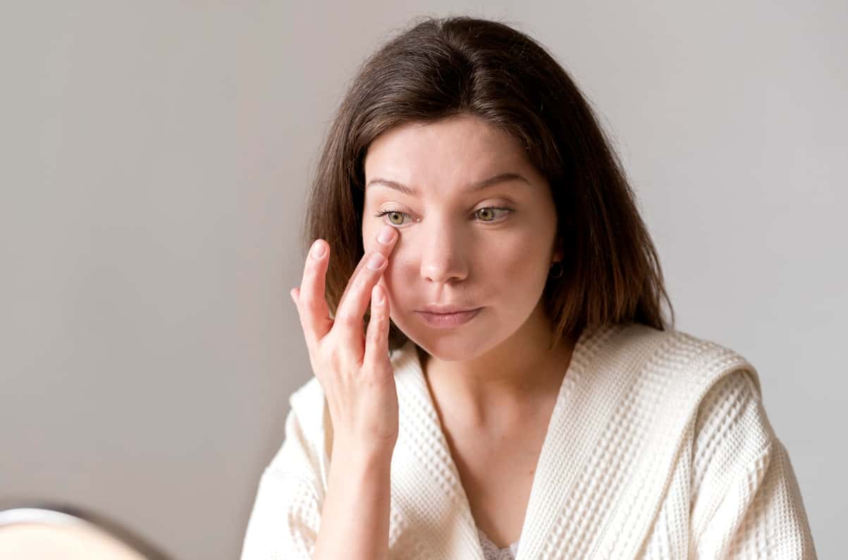 Как убрать мешки под глазами — косметологи назвали способы, которые реально помогают 