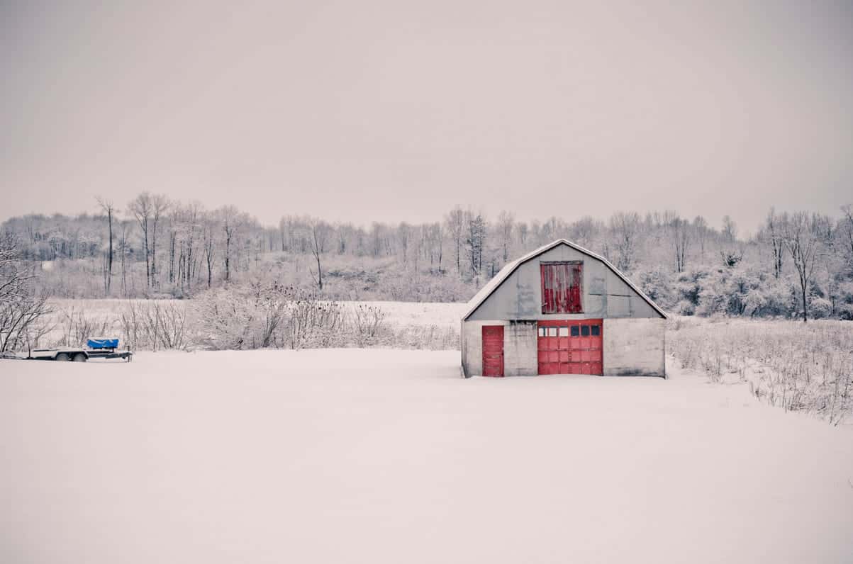 Жгу свечи, и снег сходит с крыши сам: как правильно почистить теплицу, не испортив поликарбонат  