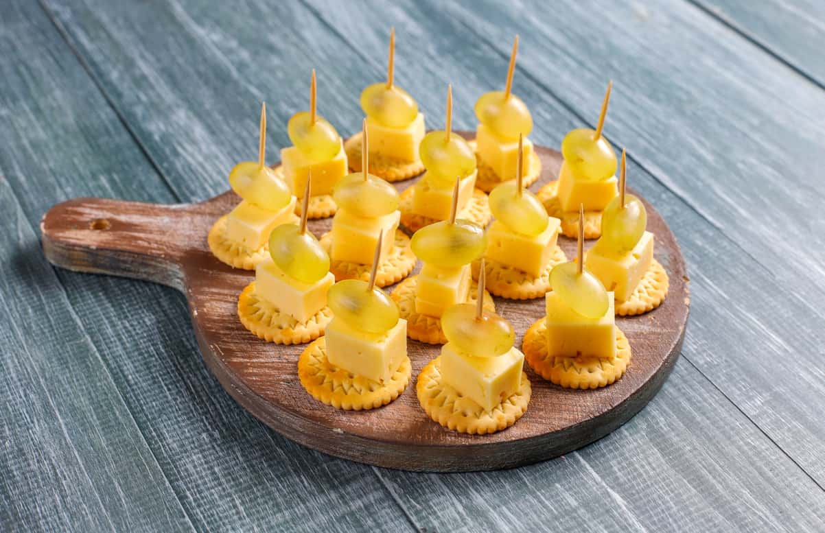 Закуски на 8 Марта, которые удивят гостей: 5 красивых и простых рецептов из обычных продуктов