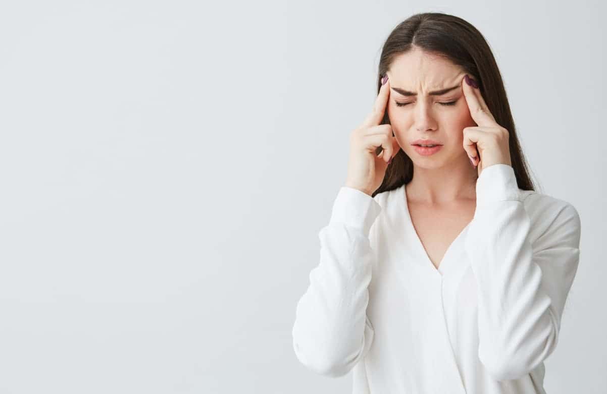 Говорят, работает: врачи посоветовали от мигрени «надеть прищепки на брови и поесть хрена»