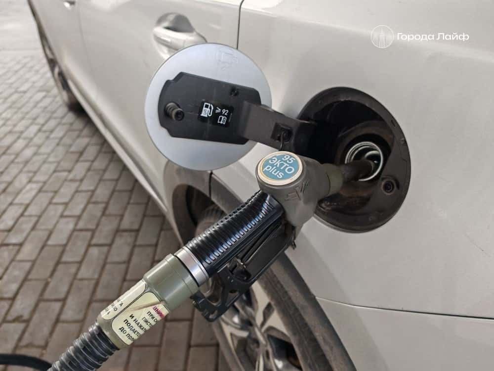 10 литров 92-го + 5 литров 95-го: чем заправлять машину летом, чтобы сэкономить бензин 