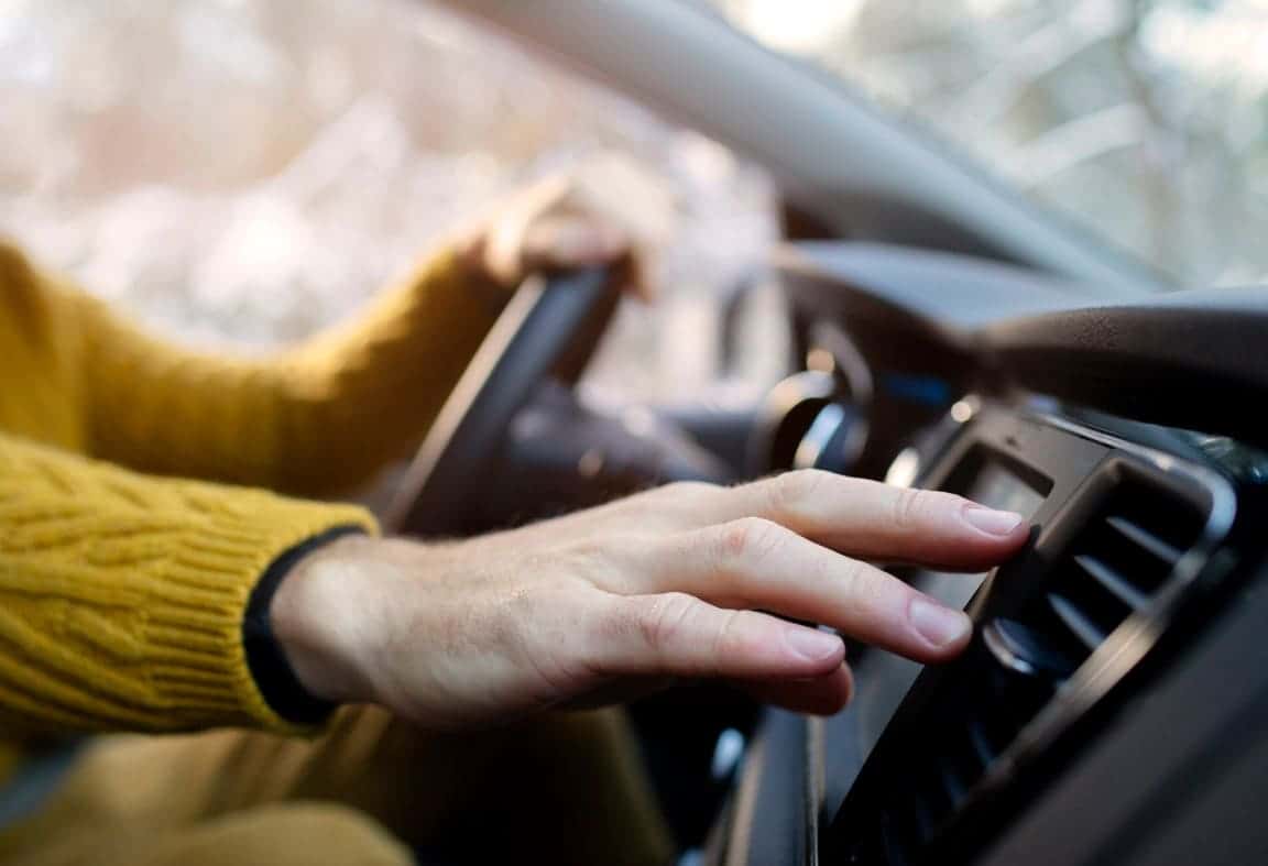 Из кондиционера в машине запахло сыростью — поздравляем, у вас там ферма бактерий: срочно «лечим» дефлекторы