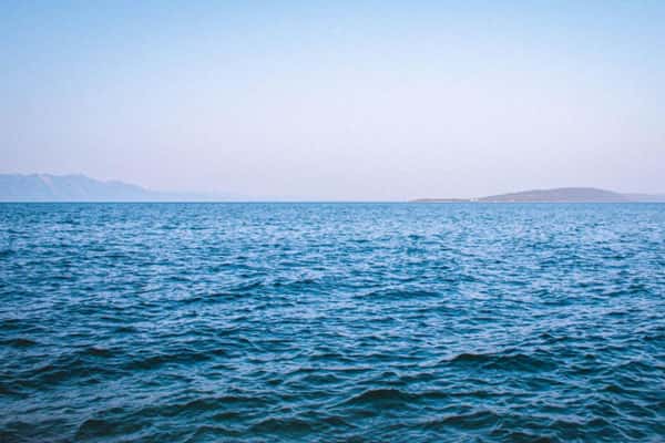 Вода дороже золота: как моряки выживали посреди океана, когда бочки с пресной водой зацветали