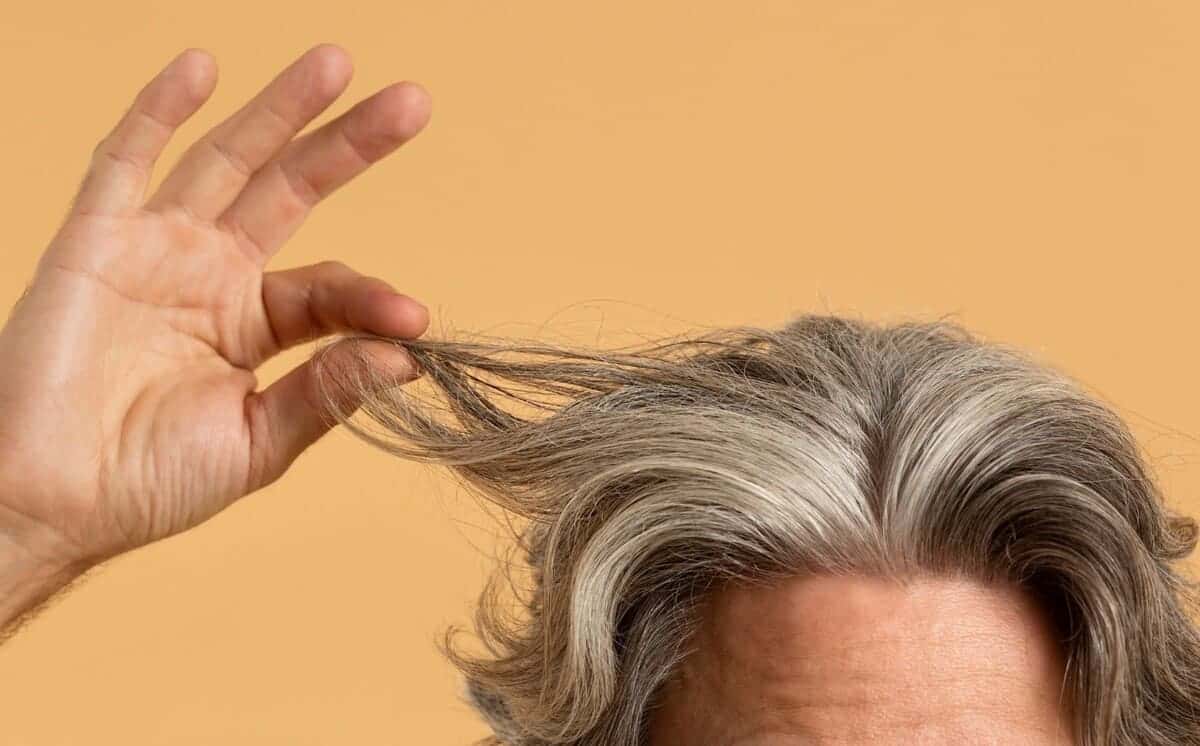 Нанесла 1 раз — и седина исчезла: чудо-маска на 10 минут, чтобы вернуть волосам цвет и молодость 