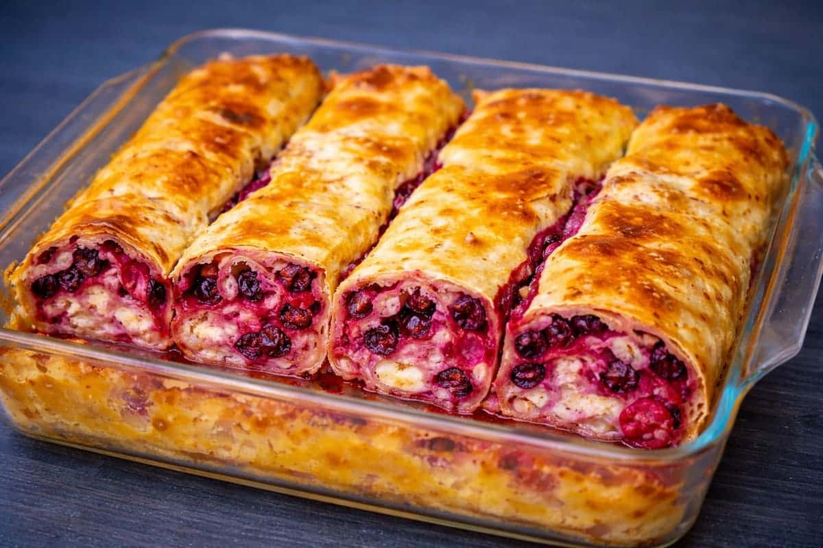 Вместо теста — лаваш: готовим необычный творожный пирог с ягодами за 30 минут