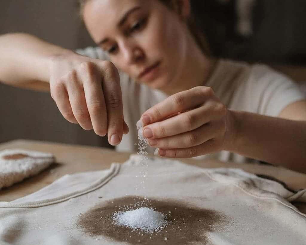 Сыплю 1 щепотку — и пятно растворяется: средство против жира, которое не рекламируют по ТВ