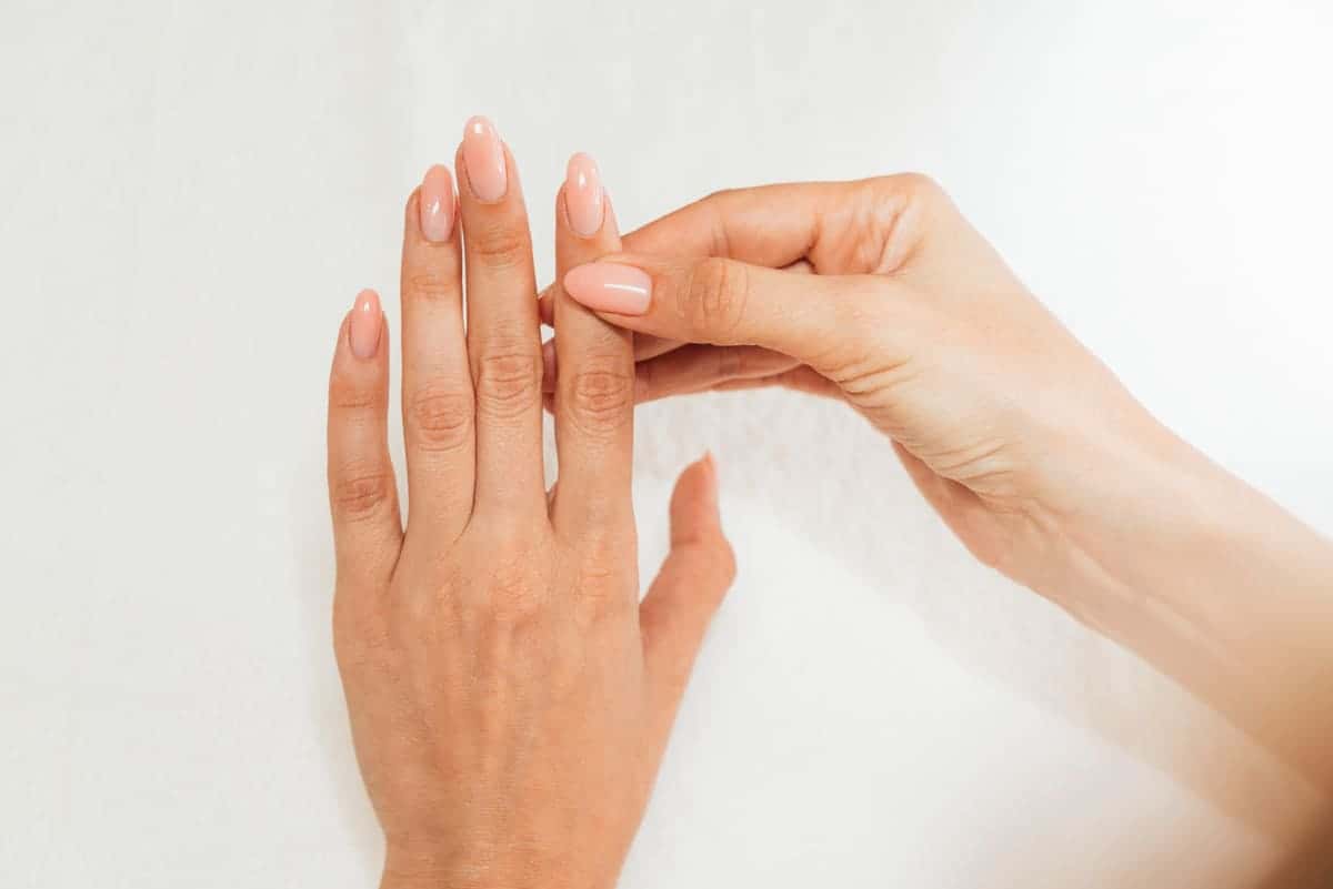 Втираю немного каждый день — и кутикула размякла, руки выглядят ухоженными: простое средство 