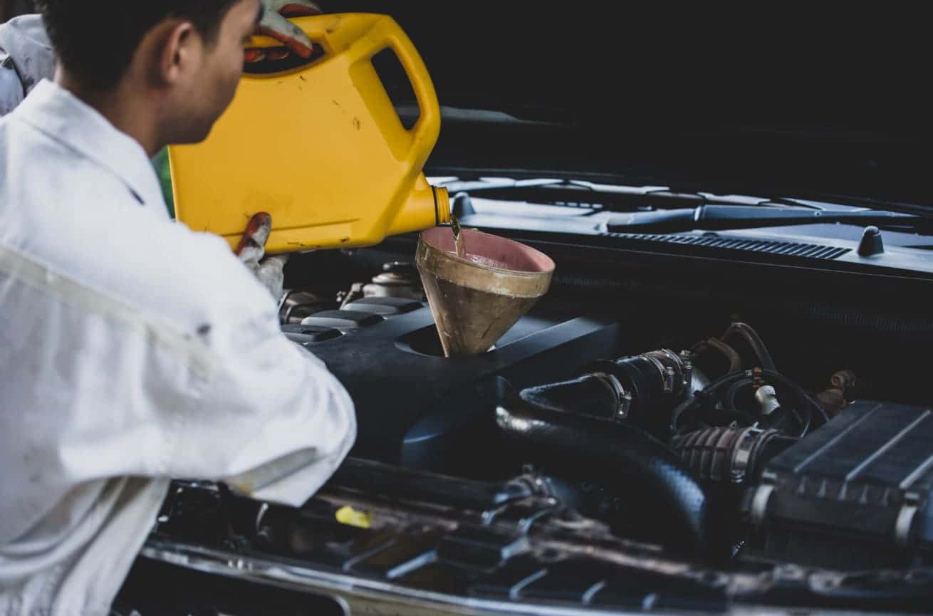 Лучшие масла для современных двигателей: что нужно знать, чтобы не убить мотор на российских дорогах 