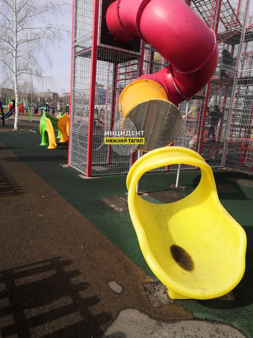 Состояние детской площадки в парке "Народный" в Нижнем Тагиле вызывает опасения у местных жителей Состояние детской площадки в парке "Народный" в Нижнем Тагиле вызывает опасения у местных жителей
