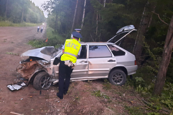 Сотрудники ГИБДД Нижнего Тагила устанавливает обстоятельства ДТП, в результате которого пострадали 4 человека