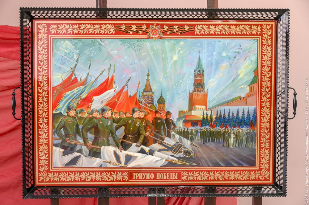 В Нижнем Тагиле представили поднос-гигант размером 150 на 100 сантиметров | На Урале тагильский поднос-гигант стал главным экспонатом новой выставки