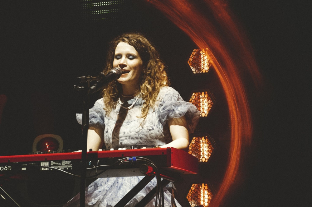 Защита семейных ценностей: в России заблокировали песню Монеточки* «Чайлдфри» | Песню Монеточки* заблокировал Роскомнадзор