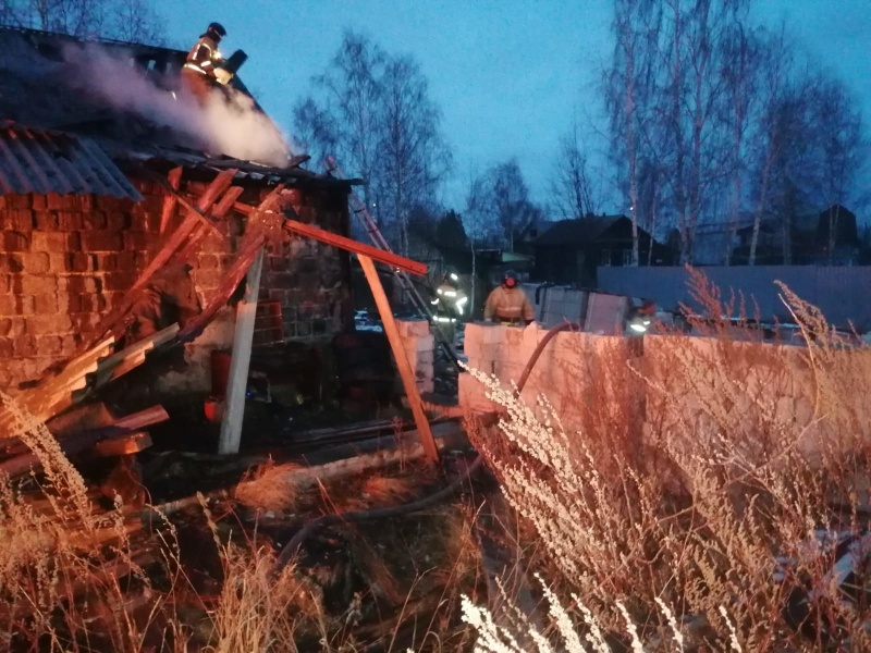 Ночью в Нижнем Тагиле сгорел частный жилой дом, легковушка и Газель