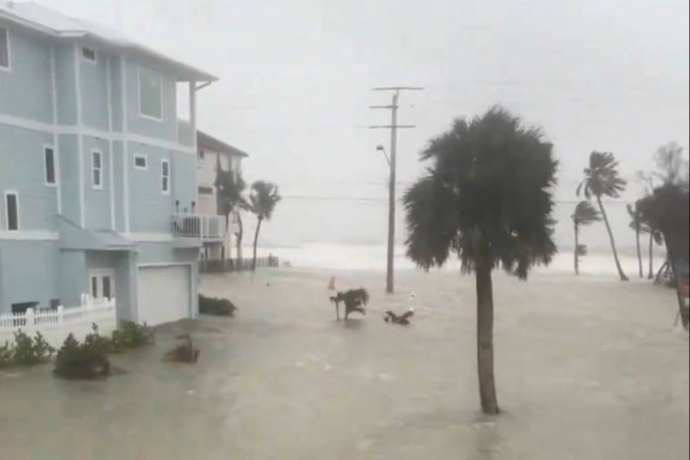 Последствия мощного урагана «Милтон»: в США погибли двое человек | В результате урагана «Милтон» разрушено более ста домов