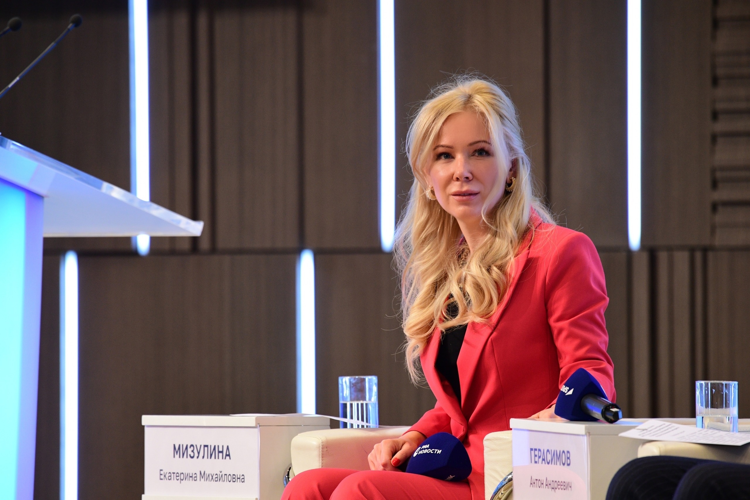 Глава "Лиги безопасного интернета" призывает к бойкоту всех участников "голой" вечеринки блогерши Насти Ивлеевой