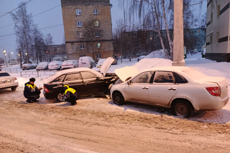 Авария в Нижнем Тагиле: водитель Лады Приоры в тяжелом состоянии после столкновения | В Нижнем Тагиле водитель без прав устроил ДТП с пострадавшим