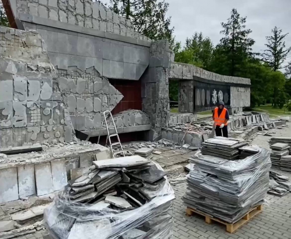 В Нижнем Тагиле начали капитальный ремонт мемориального комплекса | Капитальный ремонт мемориального комплекса проводят в Нижнем Тагиле