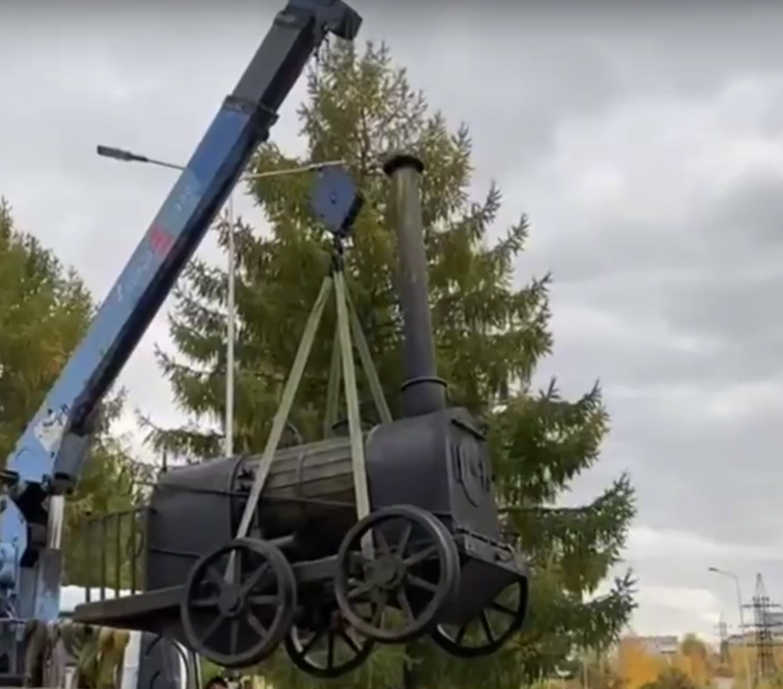 Макет паровоза Черепановых украсил Нижне-Выйский сквер