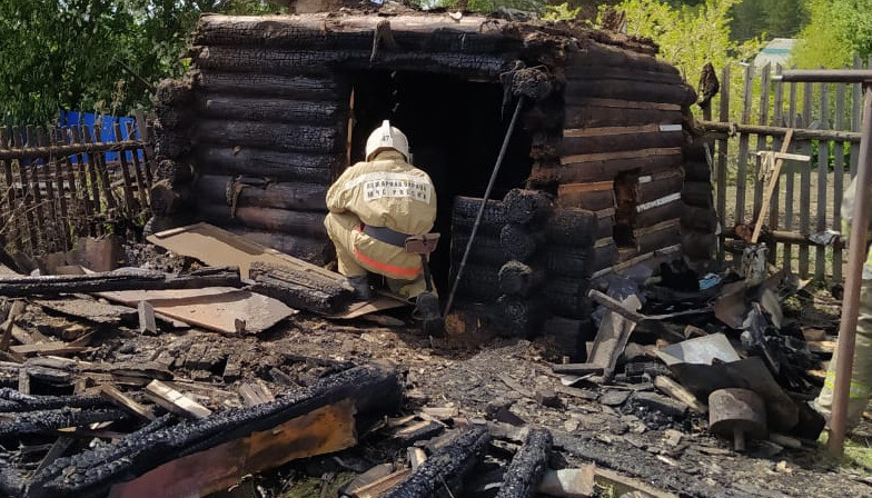 В Нижнем Тагиле сгорел частный жилой дом и хозпостройки