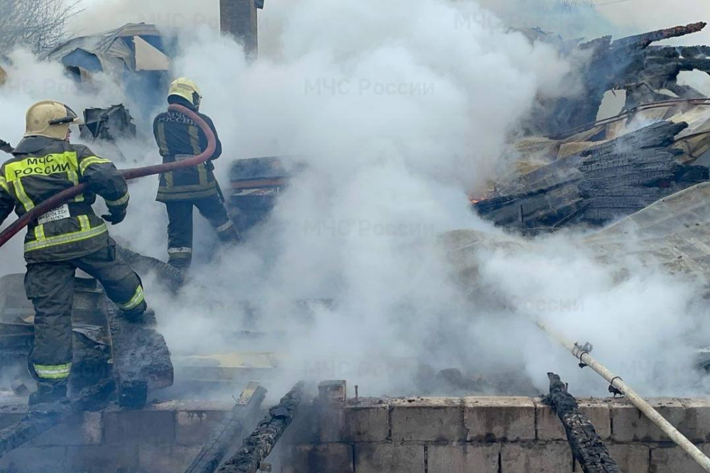 В результате пожара под Нижним Тагилом сгорели сразу два частных дома | На Урале в пожаре сгорели два жилых дома