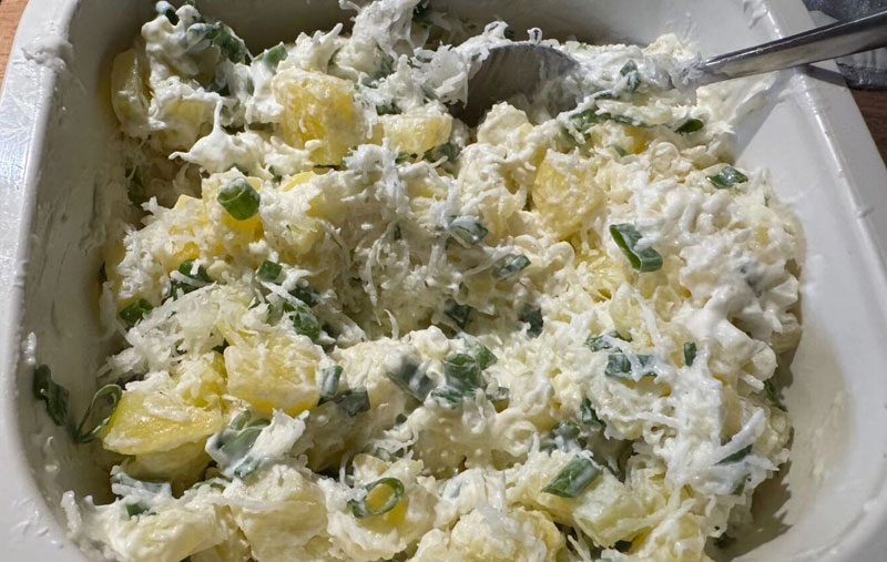 Семейный рецепт мэра Нижнего Тагила: простой салат, который покорил тысячи россиян | Необычный салат из картофеля и редьки покорил россиян